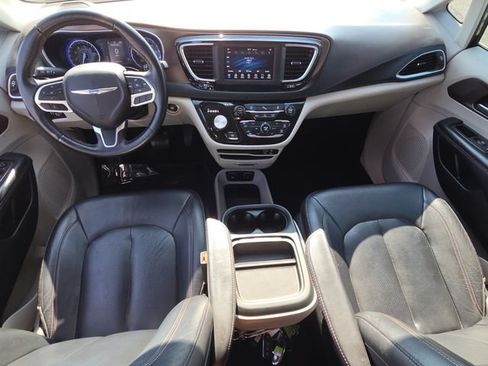 Used 2019 Chrysler Pacifica Touring-L FWD image 13