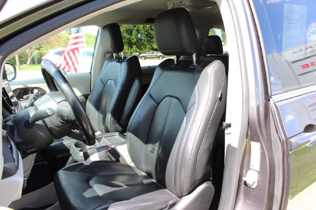 Used 2018 Chrysler Pacifica Touring-L w/ Tire & Wheel Group FWD image 12