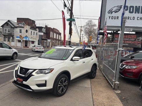 Used 2019 Nissan Rogue SV w/ Sun & Sound Touring Package image 3