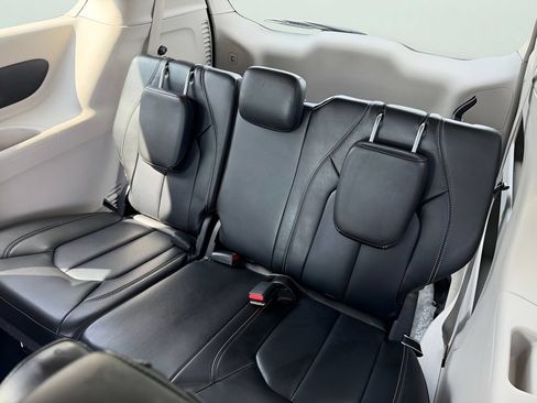 Used 2023 Chrysler Pacifica Touring-L FWD image 13