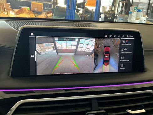 Used 2022 BMW ALPINA B7 xDrive w/ Luxury Rear Seating Package image 28