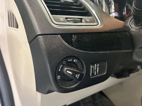 Used 2019 Dodge Grand Caravan SXT FWD image 10