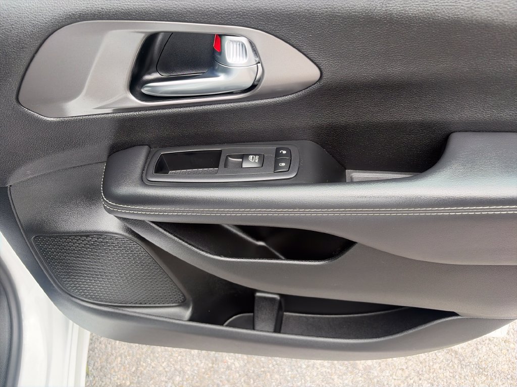 Used 2026 Chrysler Pacifica Select FWD image 43