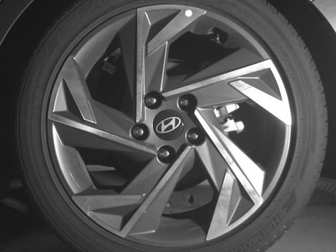 Used 2025 Hyundai Elantra Limited FWD image 14