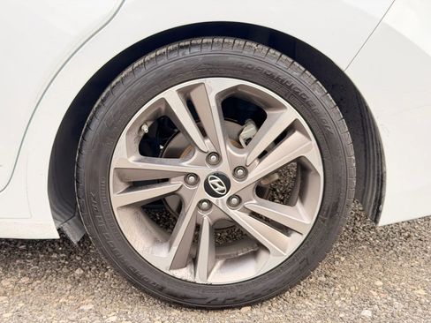 Used 2017 Hyundai Elantra Limited image 9