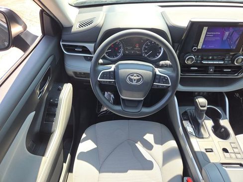 Used 2023 Toyota Highlander L FWD image 4