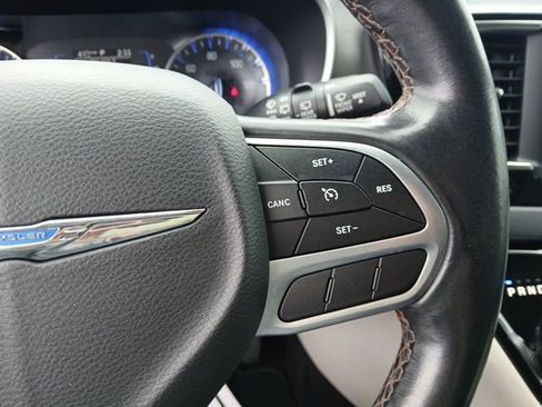 Used 2020 Chrysler Pacifica Touring-L image 30