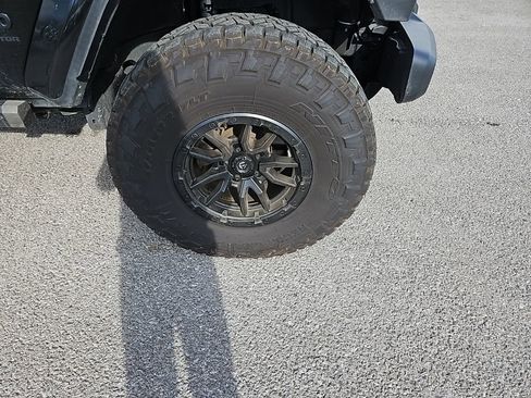 Used 2023 Jeep Gladiator Sport image 11