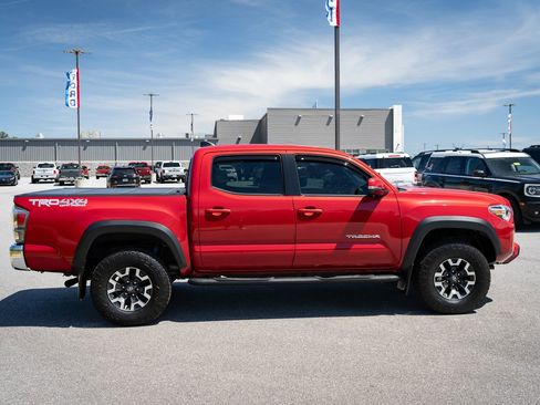 Used 2021 Toyota Tacoma TRD Off-Road AWD/4WD image 11
