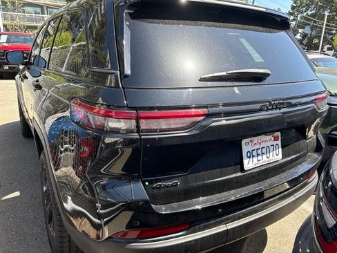 Used 2023 Jeep Grand Cherokee Altitude AWD/4WD image 5