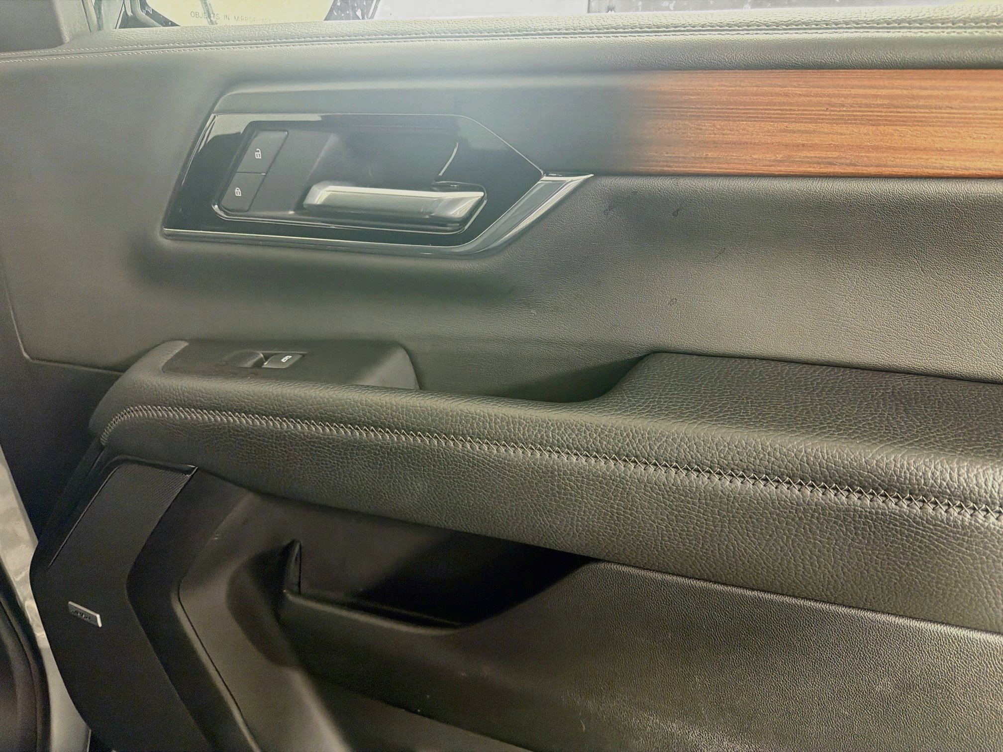 Used 2025 GMC Yukon Denali RWD image 33