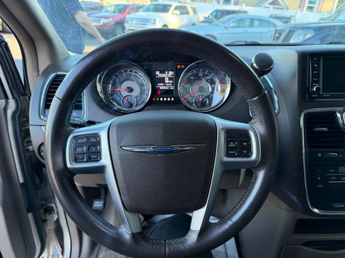 Used 2013 Chrysler Town & Country Touring image 20