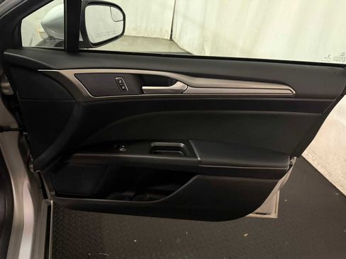 Used 2017 Ford Fusion SE w/ Fusion SE Technology Package image 28