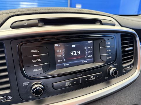 Used 2017 Kia Sorento FWD image 17