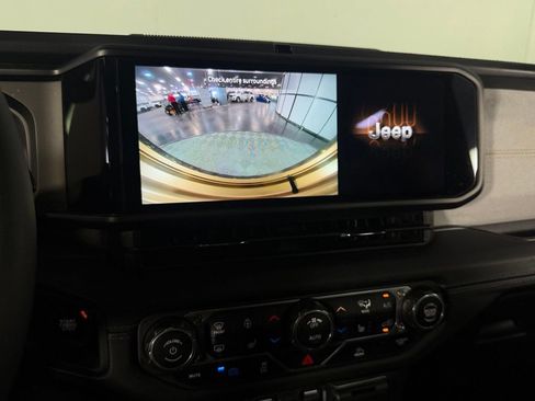 Used 2025 Jeep Wrangler Unlimited Sahara AWD/4WD image 19