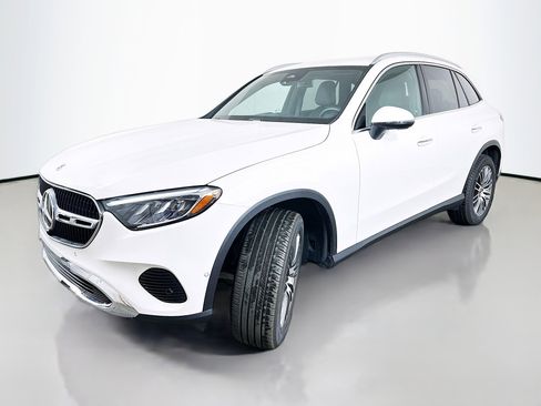 Used 2025 Mercedes-Benz GLC 300 4MATIC image 3