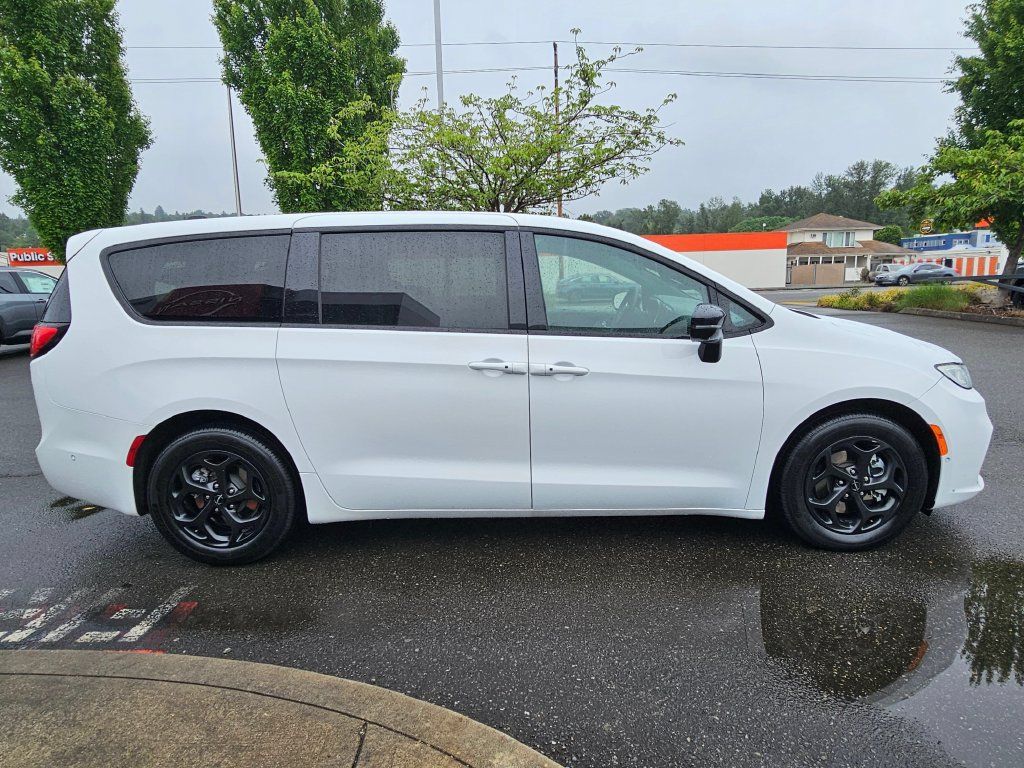 Used 2024 Chrysler Pacifica Limited FWD image 4