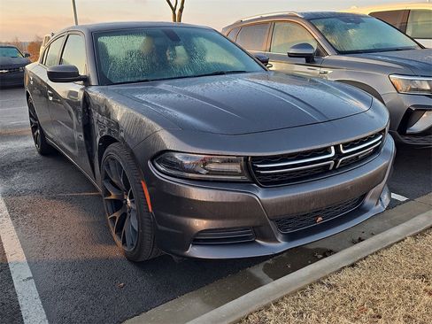 Used 2017 Dodge Charger SE w/ Popular Equipment Group image 4