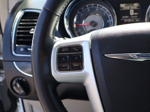 Used 2014 Chrysler Town & Country Touring image 25