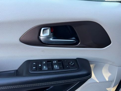 Used 2023 Chrysler Voyager LX image 27