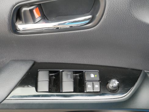 Used 2021 Toyota Prius LE FWD image 19
