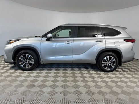 Used 2023 Toyota Highlander XLE AWD/4WD image 10