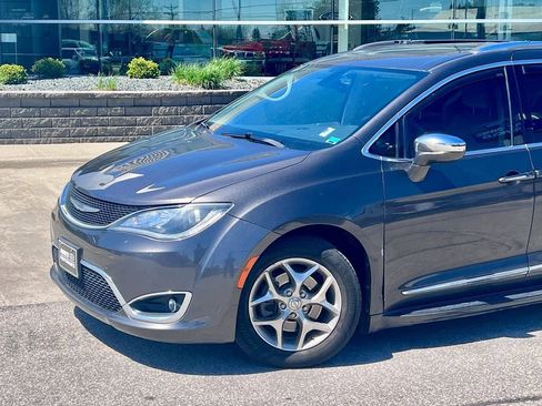 Used 2017 Chrysler Pacifica Limited w/ UConnect Theater Package FWD image 2