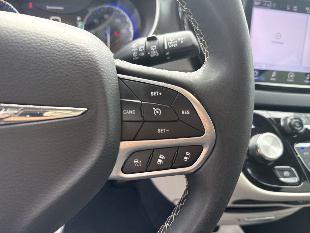 Used 2024 Chrysler Pacifica Touring-L FWD image 21