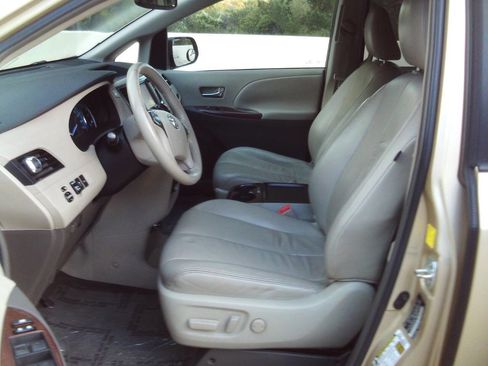 Used 2011 Toyota Sienna XLE image 9