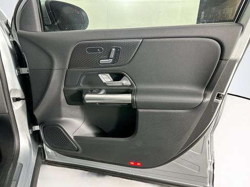 Used 2025 Mercedes-Benz GLA 250 image 33