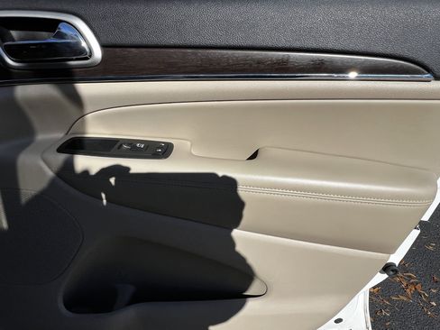 Used 2018 Jeep Grand Cherokee Limited image 42