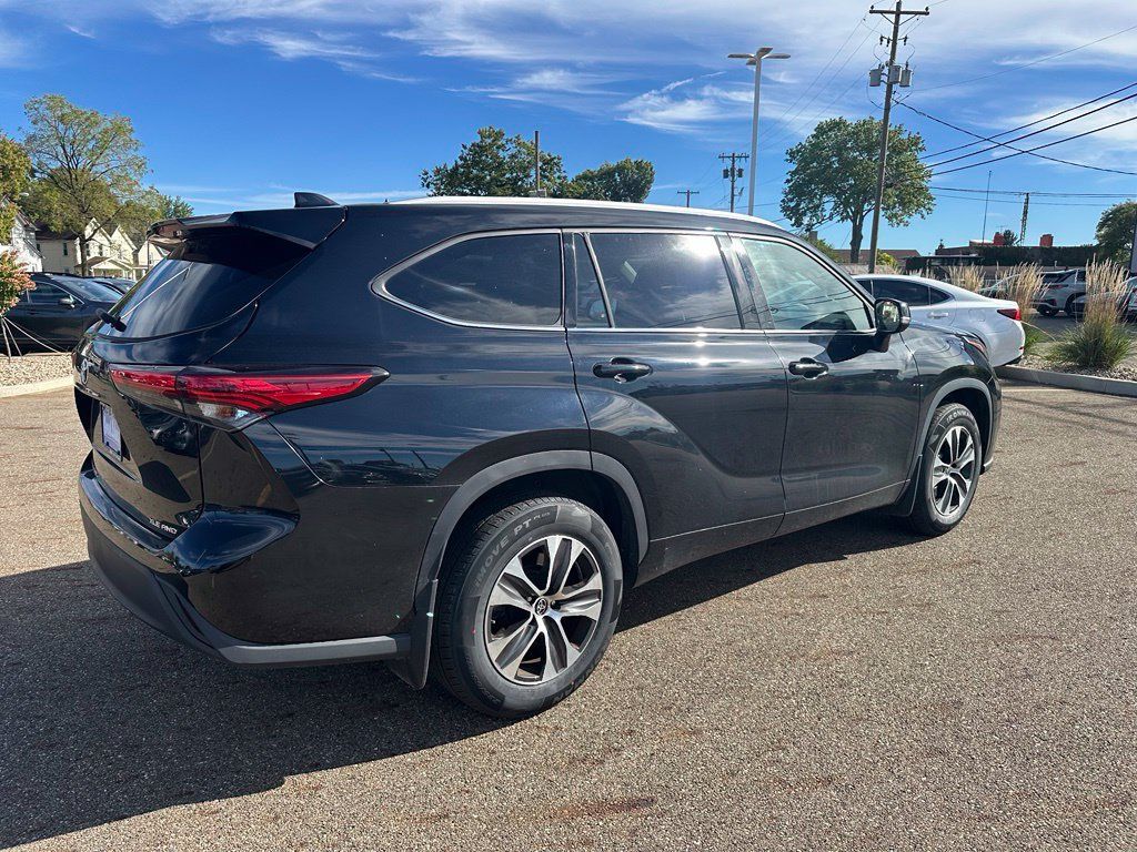 Used 2022 Toyota Highlander XLE AWD/4WD image 4