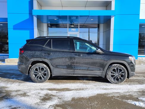 Used 2022 GMC Terrain SLT w/ Elevation Edition image 9