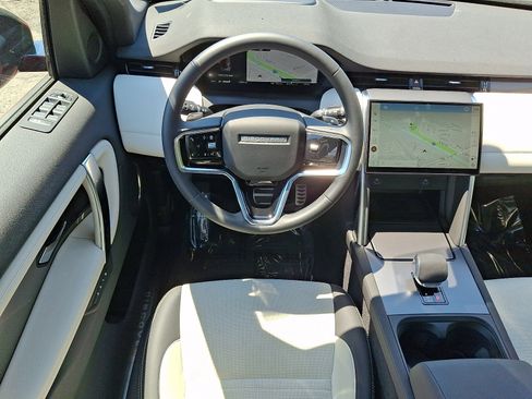 Used 2025 Land Rover Discovery Sport Dynamic SE AWD/4WD image 4