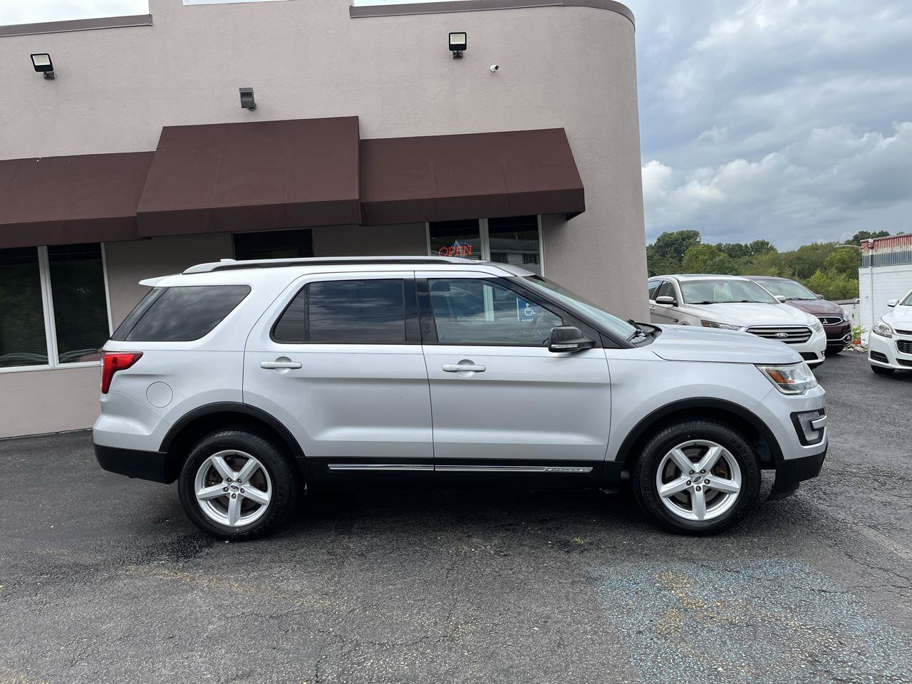 Used 2017 Ford Explorer XLT w/ Equipment Group 201A AWD/4WD image 4