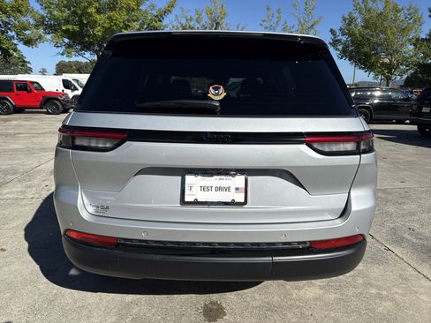 New 2025 Jeep Grand Cherokee Altitude image 6