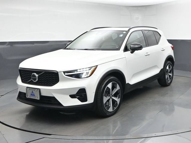 Used 2023 Volvo XC40 B5 Plus w/ Protection Package Premier AWD/4WD image 3