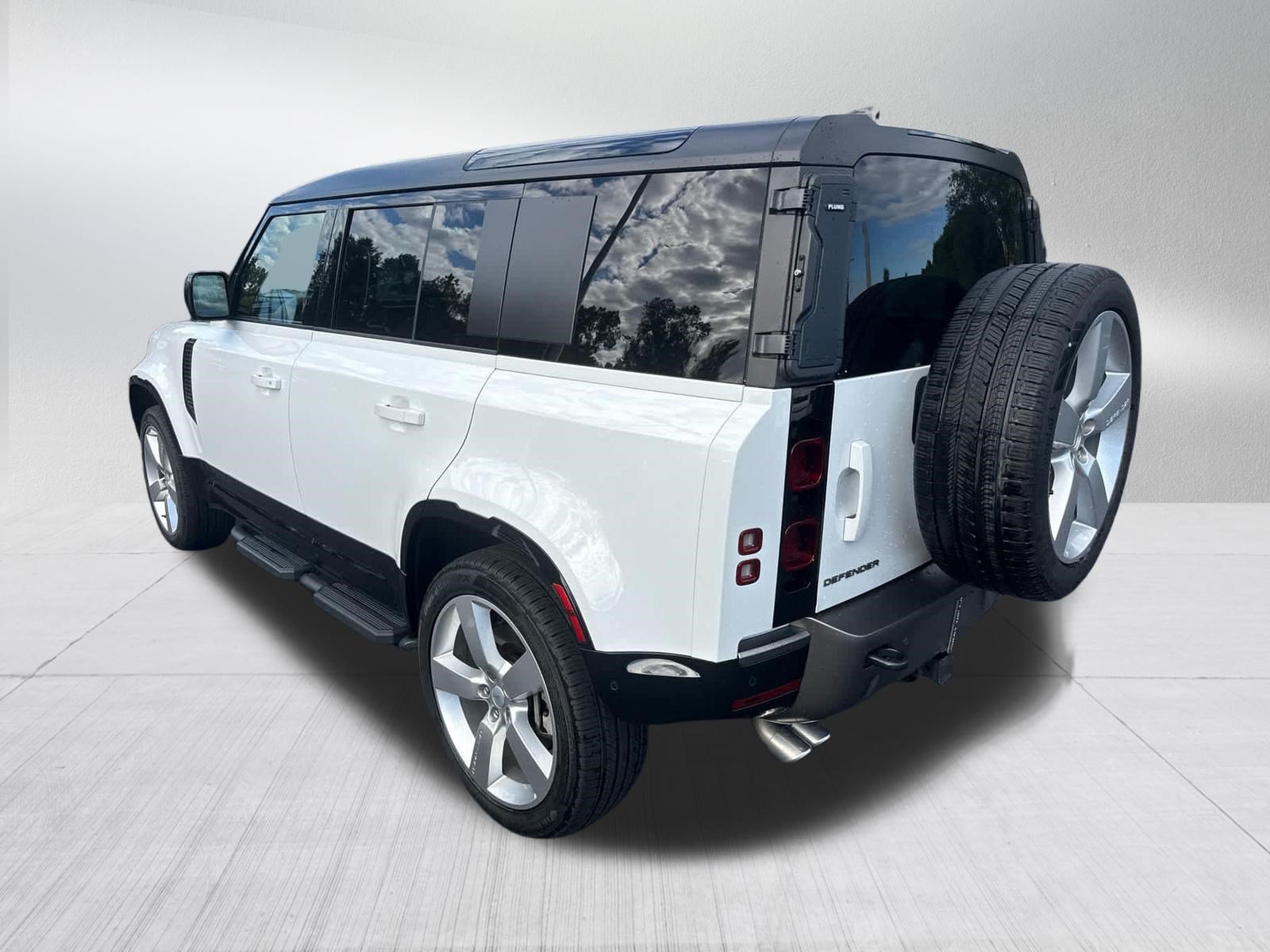 Certified 2025 Land Rover Defender 110 X-Dynamic SE AWD/4WD image 3