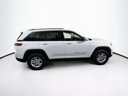 Used 2023 Jeep Grand Cherokee Laredo AWD/4WD image 4