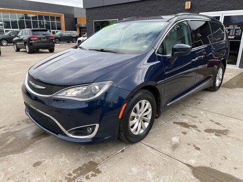 Certified 2017 Chrysler Pacifica Touring-L image 3