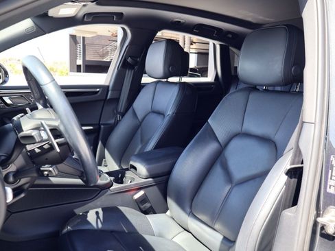 Certified 2024 Porsche Macan AWD/4WD image 5