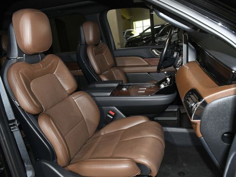 Used 2023 Lincoln Navigator Reserve image 8