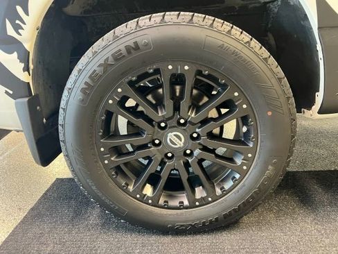 Used 2018 Nissan Titan SV w/ SV Convenience Package image 18