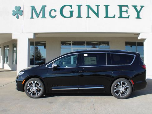 New 2026 Chrysler Pacifica Pinnacle image 1