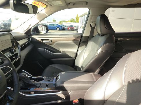 Used 2023 Toyota Highlander Limited image 19