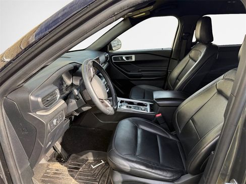 Used 2020 Ford Explorer XLT w/ Equipment Group 202A image 12