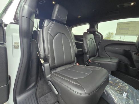 New 2026 Chrysler Pacifica Select image 14