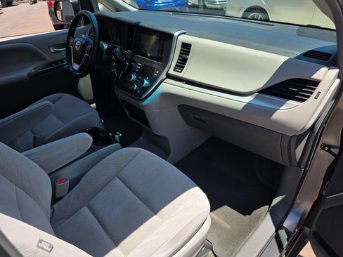 Used 2016 Toyota Sienna LE FWD image 14