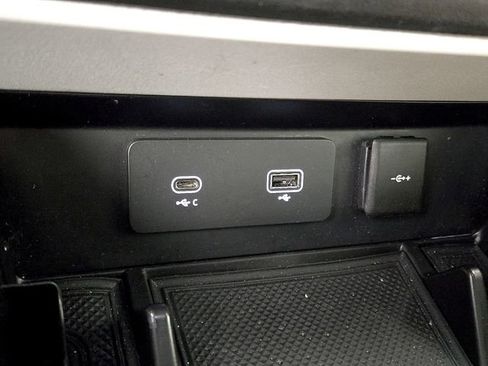 Used 2023 Land Rover Defender 130 SE image 26