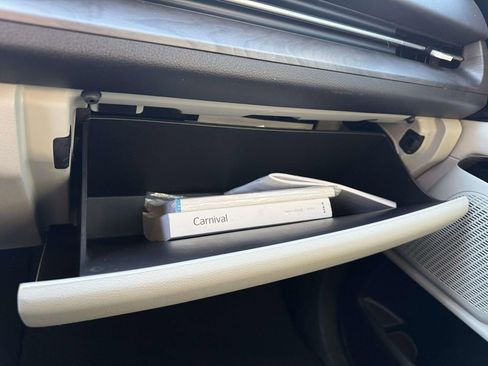 Used 2024 Kia Carnival EX image 31